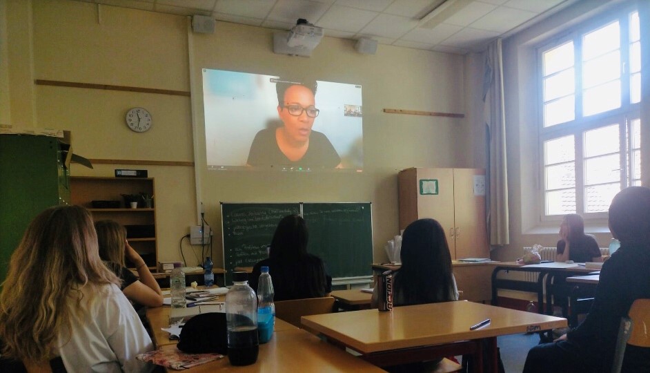 Erneut prominenter Besuch im digitalen Klassenzimmer Mo Asumang zu Gast in der FSU2