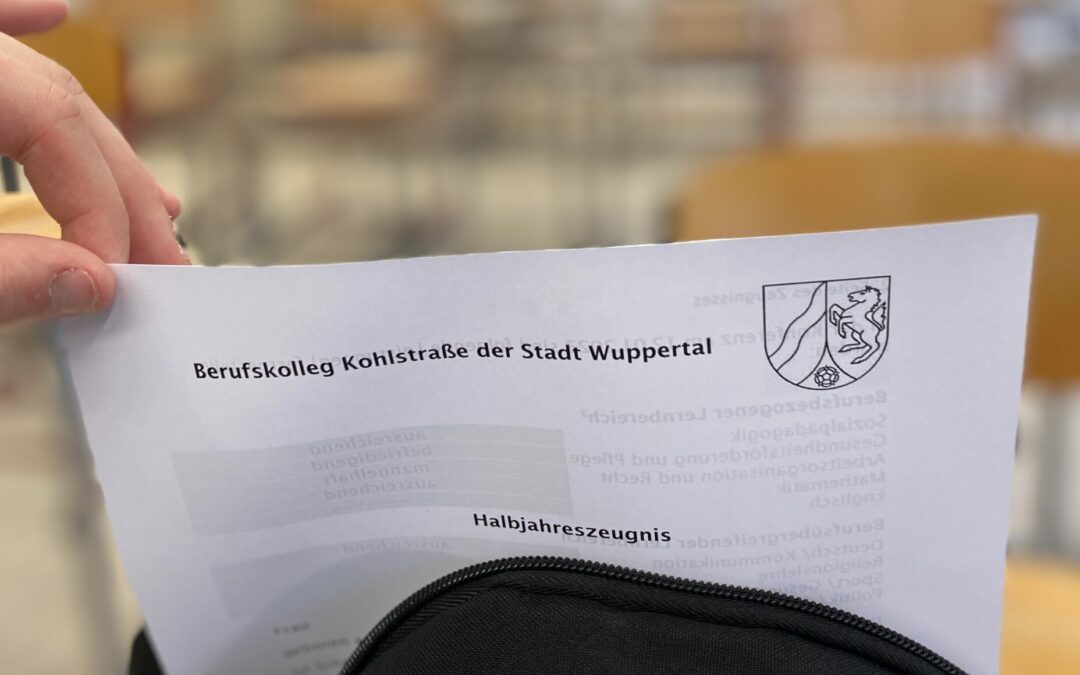 Schüler:innen erhalten Halbjahreszeugnisse