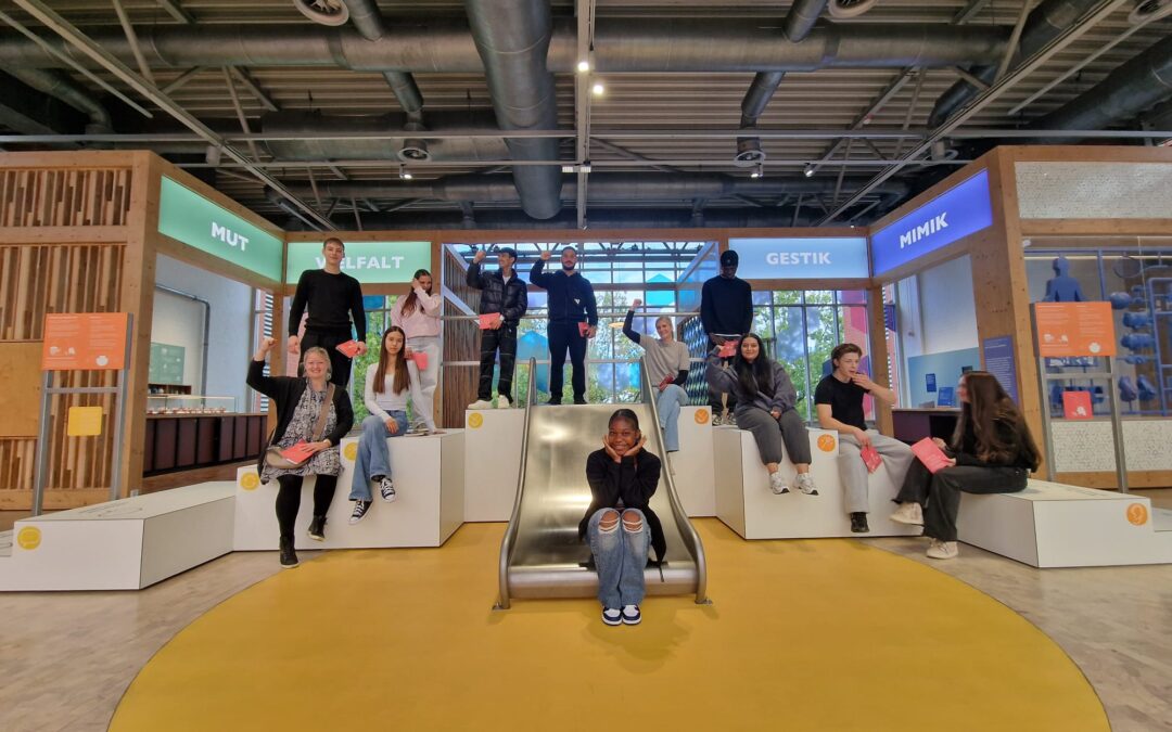Ausflug zur DASA und Workshop „Emotion, Sprache und Respekt“ mit den Klassen IFK1 und IFK2